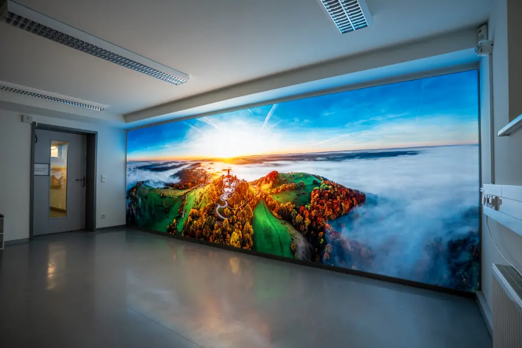 Beleuchteter Leuchtkasten mit dem Leuchtenburg-Panorama als Lichtquelle in einem Raum ohne Fenster