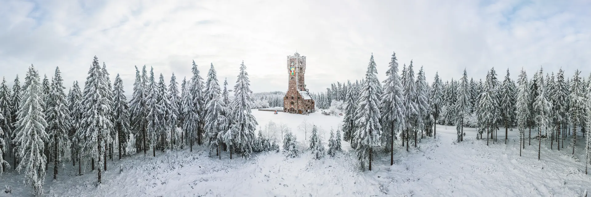 Altvaterturm im Thüringer Schiefergebirge, verschneite Fichten unter Raureif