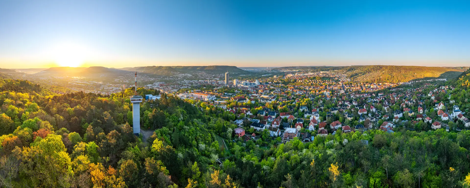 Sonnenaufgang über Jena, Blick von den Landgrafen mit Aussichtsturm im Vordergrund
