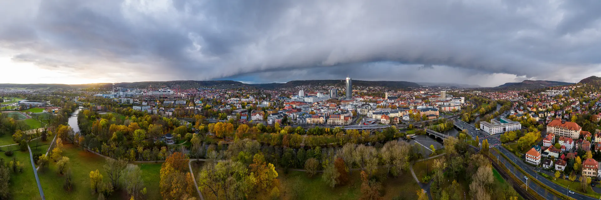 Jena Paradies im Herbst, eine geschlossene Wolkenfront zieht über die Stadt