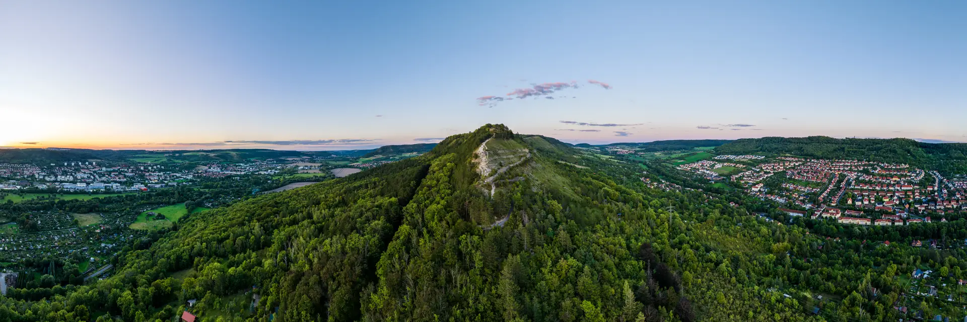 Der Jenzig bei Jena, ein bewaldeter Bergrücken über den Wohngebieten der Stadt