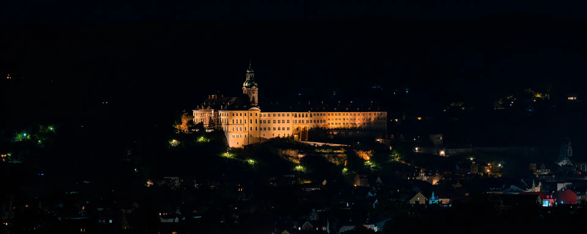 Beleuchtetes Schloss Heidecksburg über Rudolstadt bei Nacht