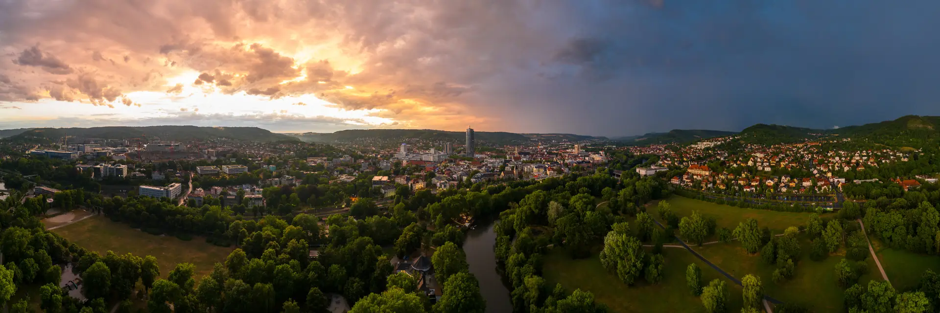 Sommergewitter über dem Paradies in Jena, eine Gewitterzelle türmt sich über der Stadt