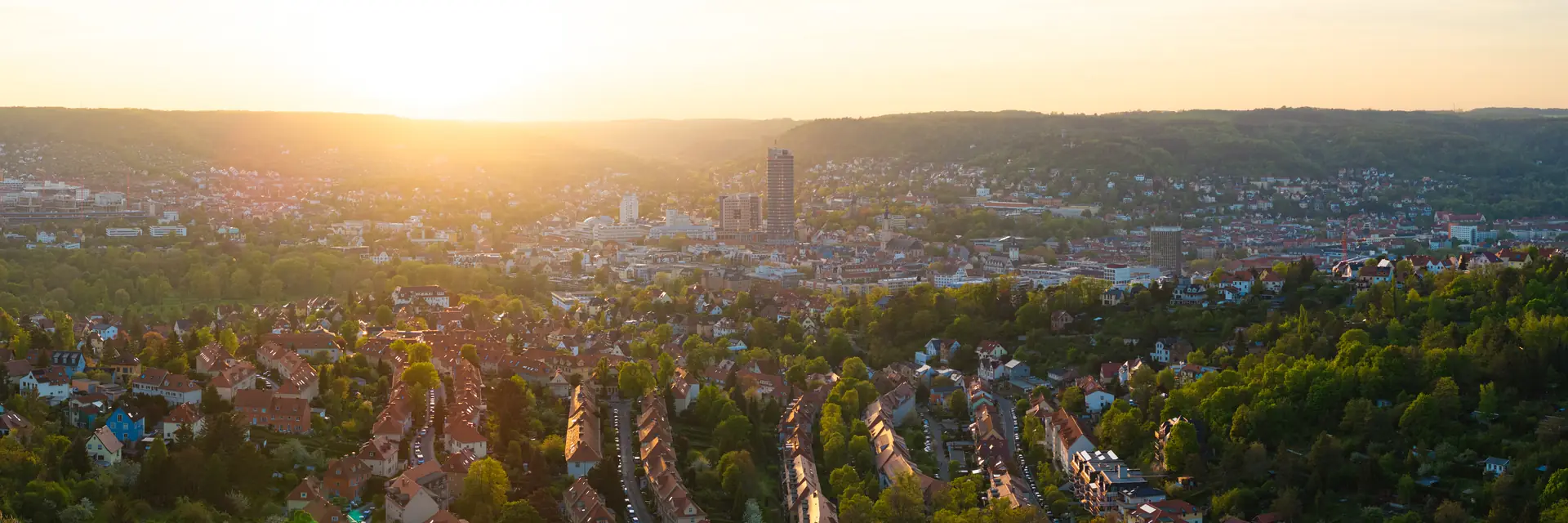 Sonnenaufgang über Jena, Blick von Ziegenhain über die noch schattige Stadt