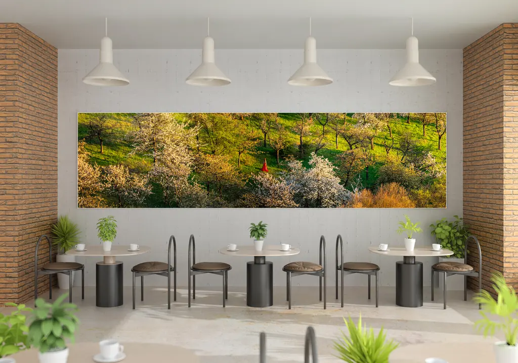Kantine mit Panorama einer blühenden Streuobstwiese über die gesamte Wandbreite
