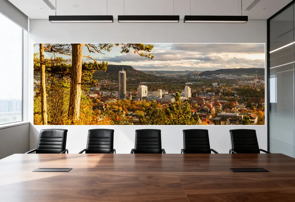 Konferenzraum mit Panorama aus Herbstwald und Stadt hinter dem Besprechungstisch